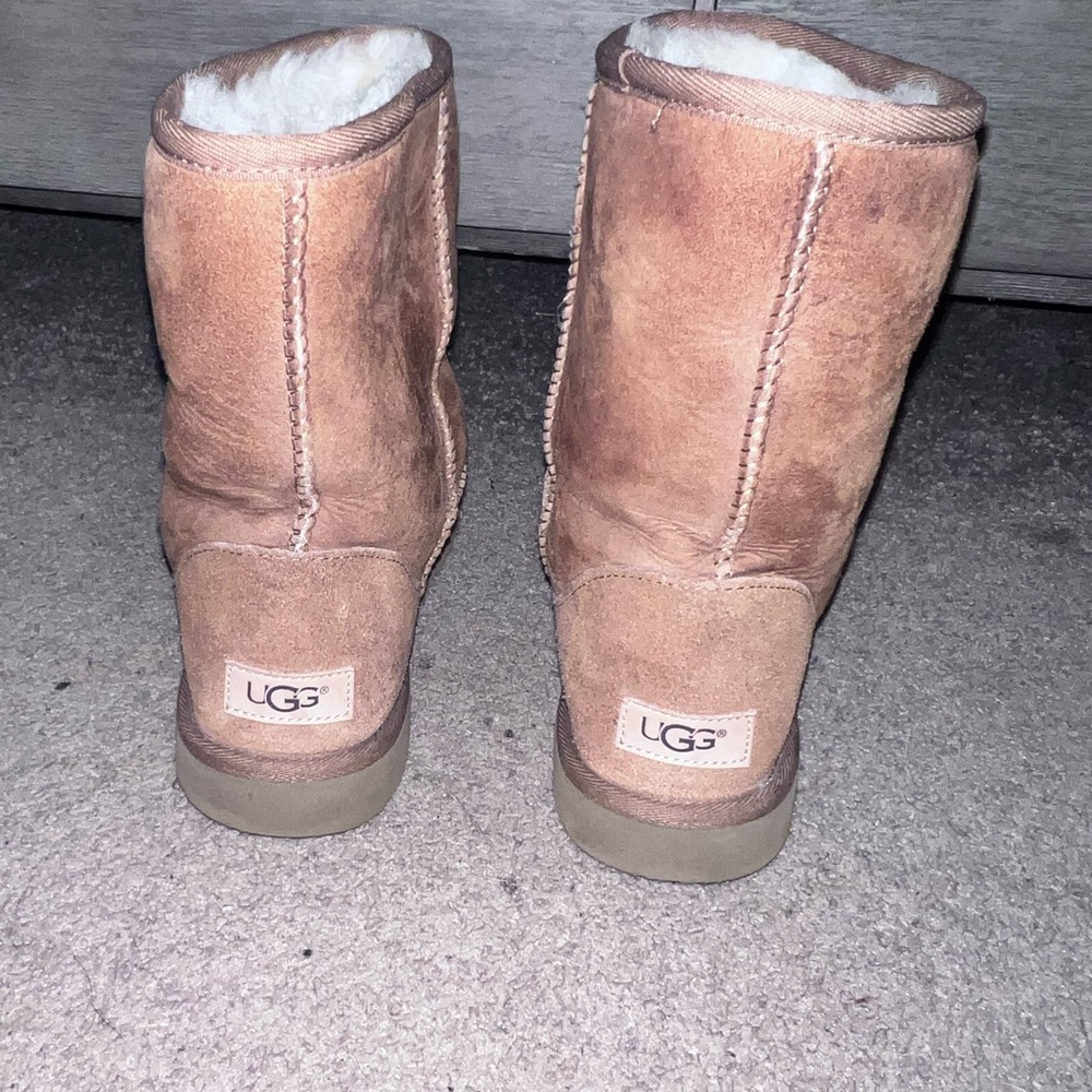 Used Womens Classic Short II Boots. Slightly worn with no dirt or stains